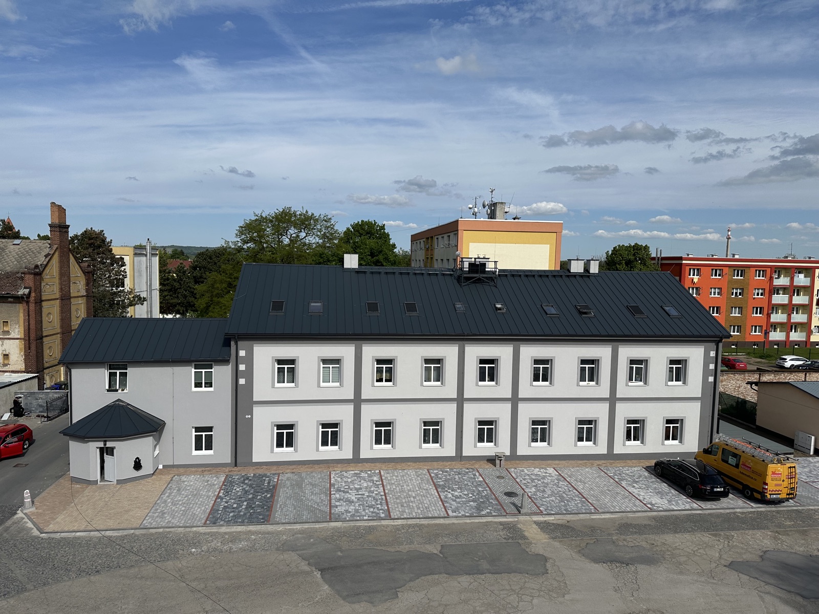 Zrekonstruovaný bytový dům v areálu Lužec