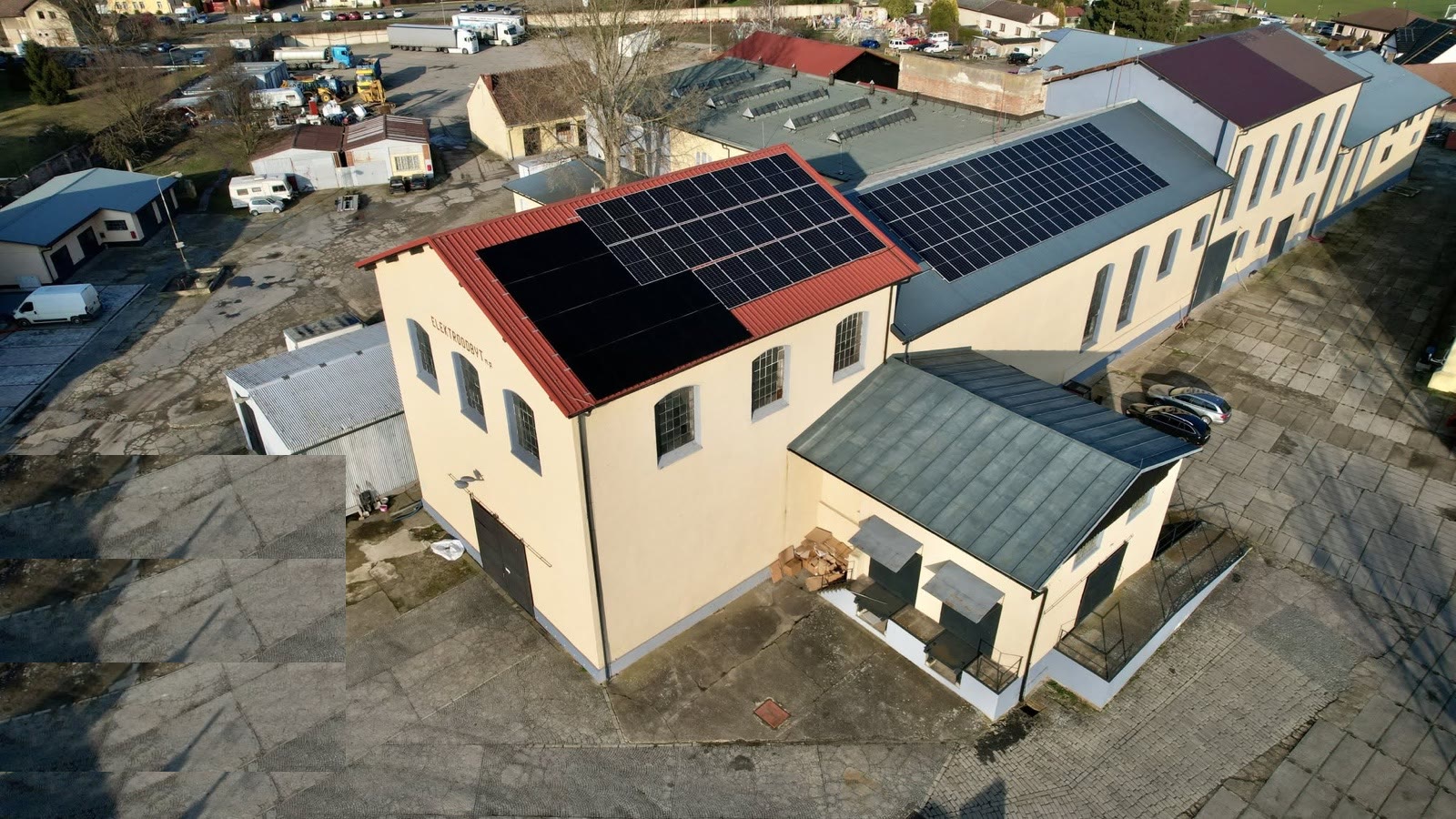 Haly areálu Lužec s fotovoltaickými panely na střechách