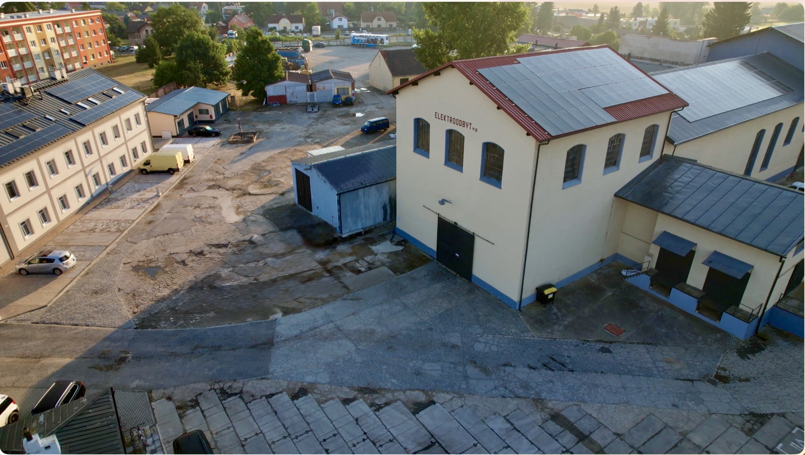 Střechy hal s fotovoltaickými panely